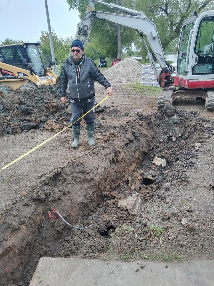 Opravy na rybochovném zařízení ve Staroměstských loukách jsou v plném proudu