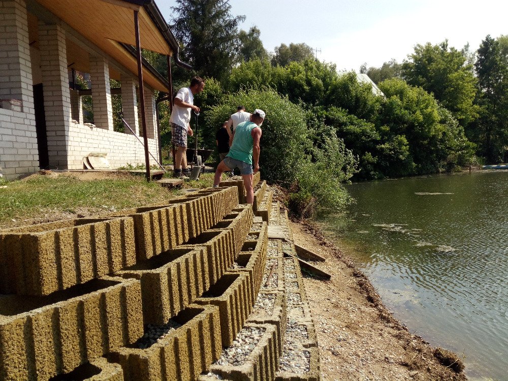 Dokončení opěrné zdi na naší spolkové chatě na Uhliskách